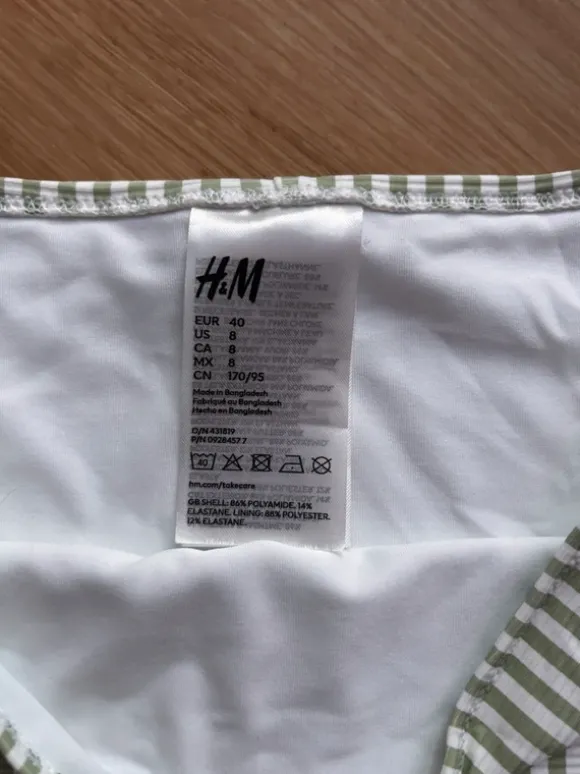 Grün-Weiß gestreifte Bikinihose