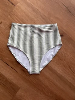 Grün-Weiß gestreifte Bikinihose