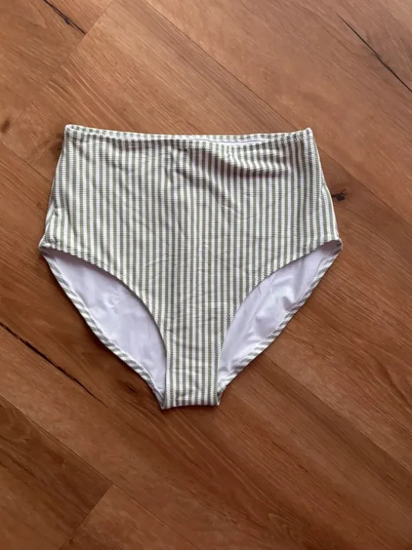 Grün-Weiß gestreifte Bikinihose