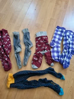 Gut erhaltene gemusterte Socken 43-46