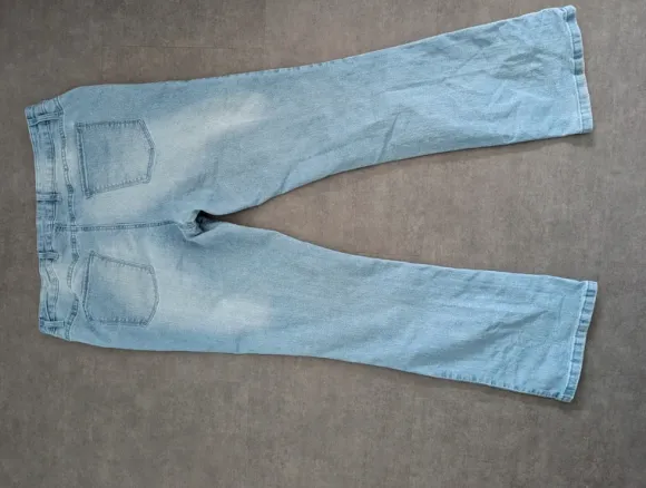 Hellblaue Bootcutjeans