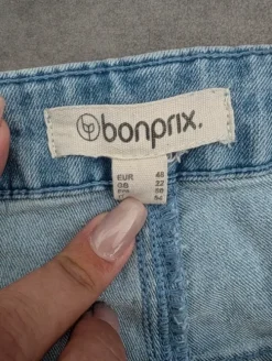 Hellblaue Bootcutjeans