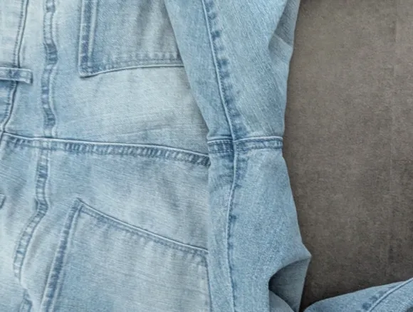 Hellblaue Bootcutjeans