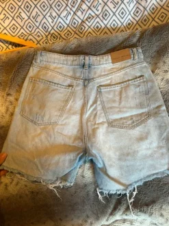 hellblaue Jeansshorts