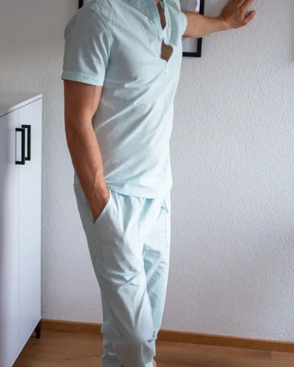 Hellblauer Zweiteiler