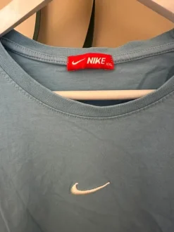 Hellblaues Nike Shirt
