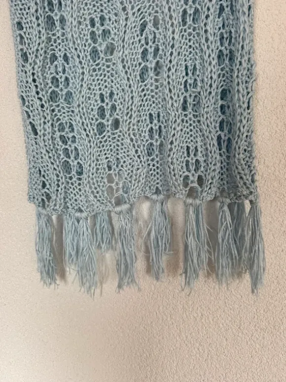 Hellblaues Stricktop mit Fransen Xuna