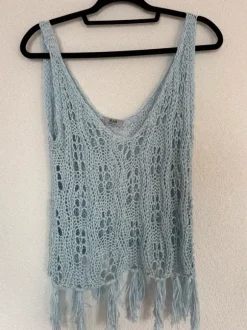 Hellblaues Stricktop mit Fransen Xuna
