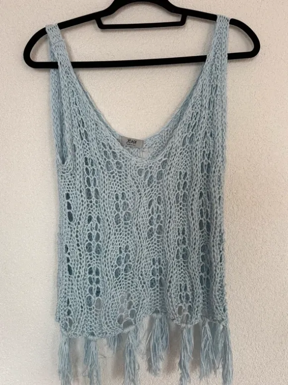 Hellblaues Stricktop mit Fransen Xuna