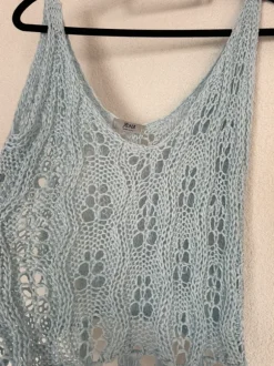 Hellblaues Stricktop mit Fransen Xuna