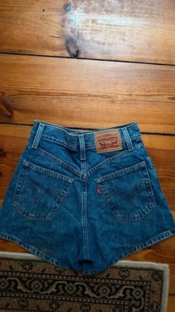 High Waisted Mom Shorts Levi‘s W23