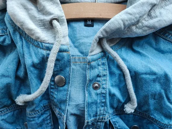 H&M Divided Jeanshemd mit Kaputze