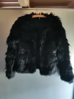 H&M Divided Pelzjacke schwarz