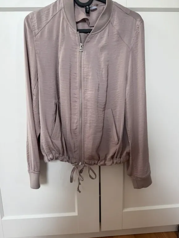H&M dünne Bomberjacke glänzend mauve Flieder Größe 38 M