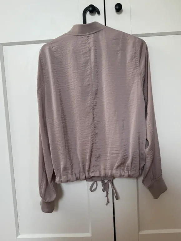 H&M dünne Bomberjacke glänzend mauve Flieder Größe 38 M