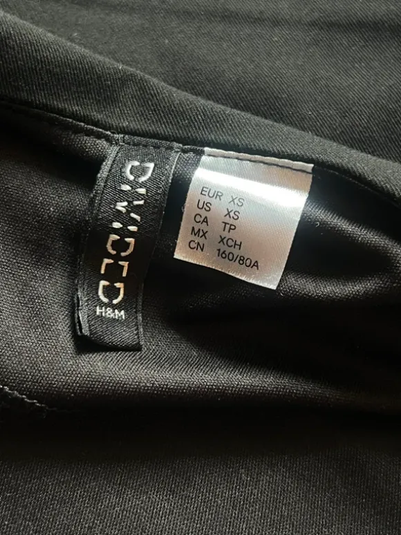 H&M figurbetontes schwarzes Top