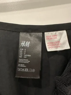 H&M Jumpsuit aus glänzendem Stoff