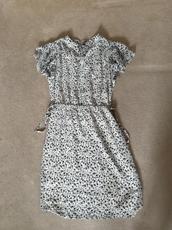 H&M Sommerkleid tailliert Größe 38 weiß mit schwarzen floral Muster