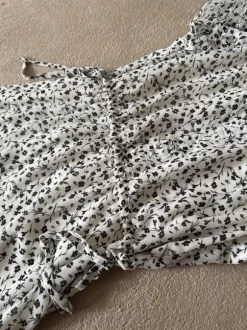 H&M Sommerkleid tailliert Größe 38 weiß mit schwarzen floral Muster