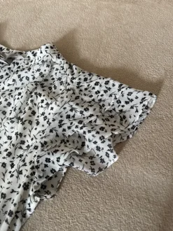 H&M Sommerkleid tailliert Größe 38 weiß mit schwarzen floral Muster