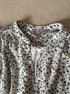 H&M Sommerkleid tailliert Größe 38 weiß mit schwarzen floral Muster