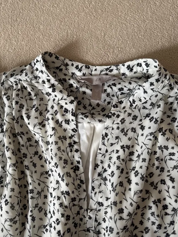 H&M Sommerkleid tailliert Größe 38 weiß mit schwarzen floral Muster