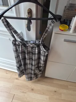 Hängerchen schwarz/weiß karriert mit silbernen und roten Ziernähten