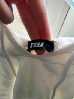 Hoch geschnittener Kapuzenpulli