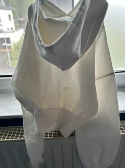 Hoch geschnittener Kapuzenpulli