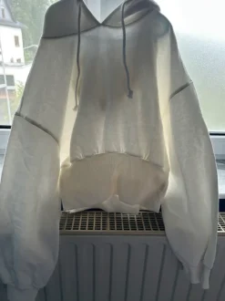 Hoch geschnittener Kapuzenpulli