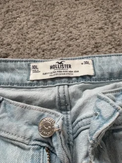 Hollister Curvy Ultra High Rise Mom Jeans Gr. 10L W30