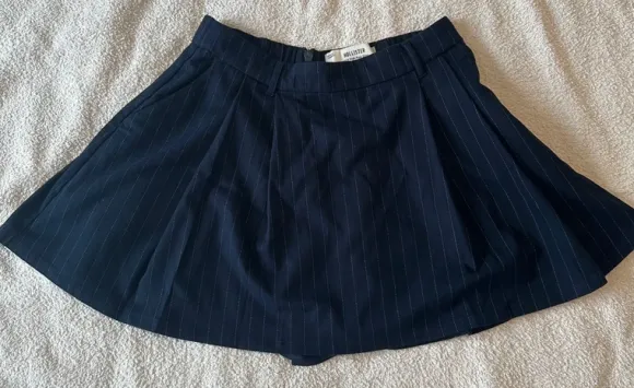 Hollister Rock mit integrierter Hose (Skort)