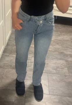 Jeanshose asymmetrischer Bund