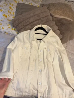 Jeansjacke in Creme