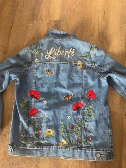 Jeansjacke mit Bestickung