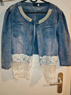 Jeansjacke mit Spitze
