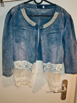 Jeansjacke mit Spitze