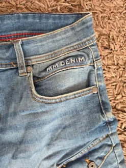 Jeansshort mit vielen Taschen, neu, Größe 30