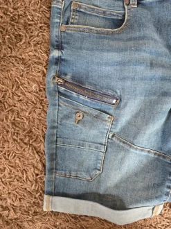 Jeansshort mit vielen Taschen, neu, Größe 30