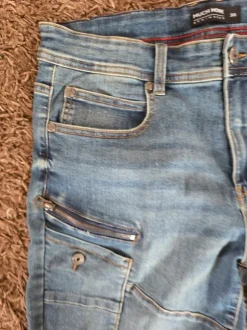 Jeansshort mit vielen Taschen, neu, Größe 30