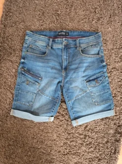 Jeansshort mit vielen Taschen, neu, Größe 30