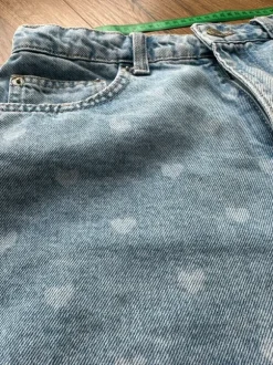 Jeansshorts mit Herzen