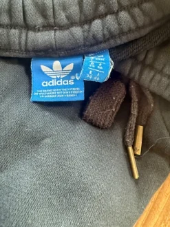Jogginghose mit Blumenmuster von Adidas