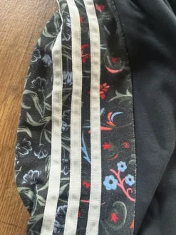 Jogginghose mit Blumenmuster von Adidas