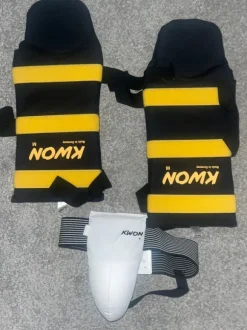 Kampfsport Set: Kwon Schienbeinschoner und Tiefschutz Größe M