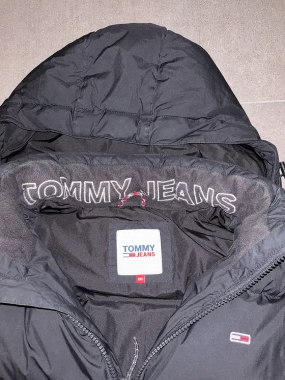 Kaum getragene Tommy Jeans Hilfiger Jacke in Schwarz