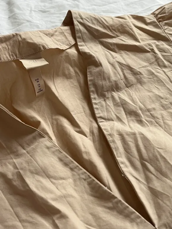 Kleid beige mit V-Ausschnitt