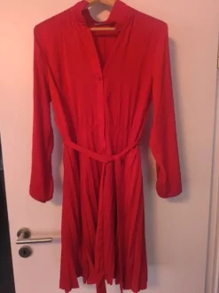 Kleid Plissee Satin 40/42 rot dünn