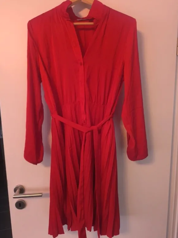 Kleid Plissee Satin 40/42 rot dünn