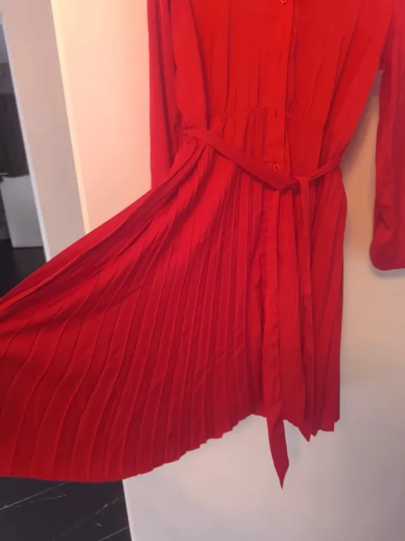 Kleid Plissee Satin 40/42 rot dünn